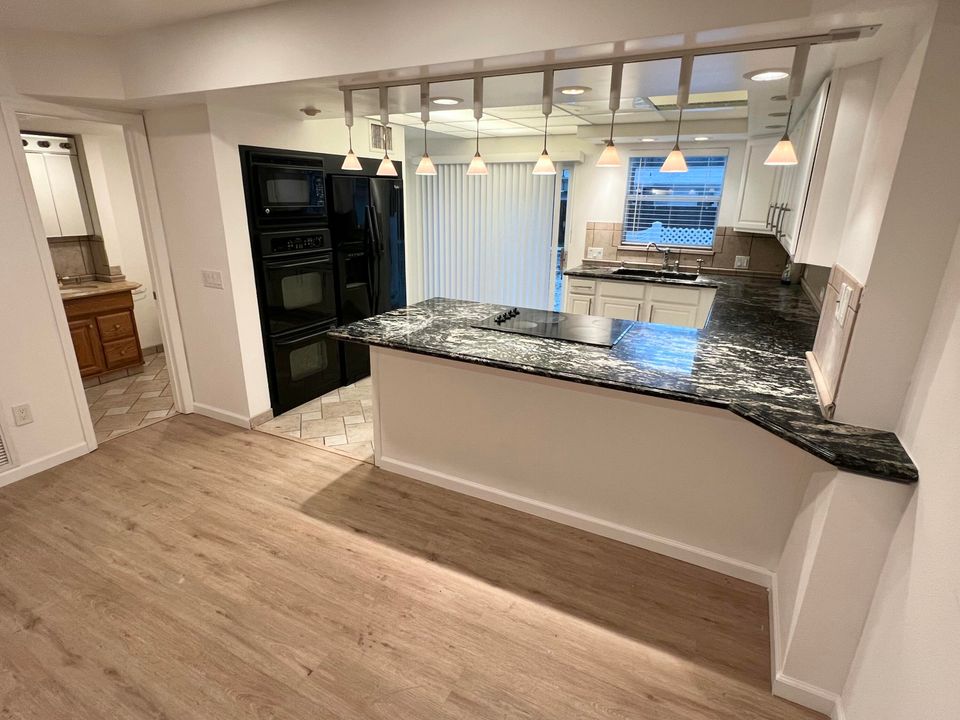 For Rent: $2,150 (2 beds, 1 baths, 960 Square Feet)