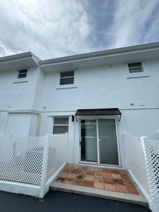 For Rent: $2,150 (2 beds, 1 baths, 960 Square Feet)