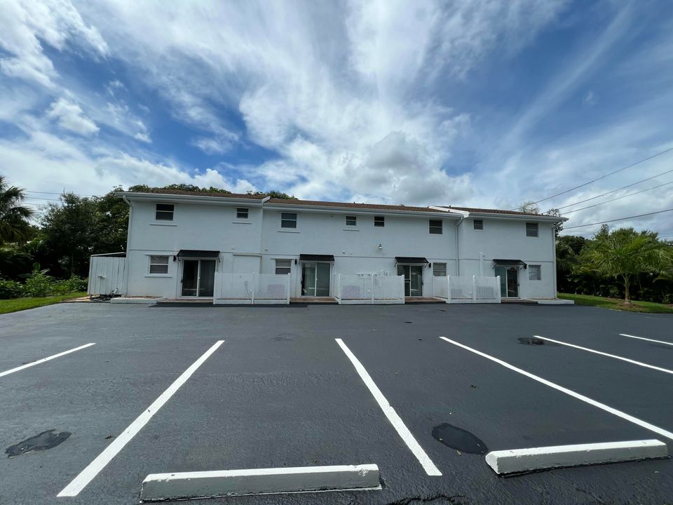 For Rent: $2,150 (2 beds, 1 baths, 960 Square Feet)