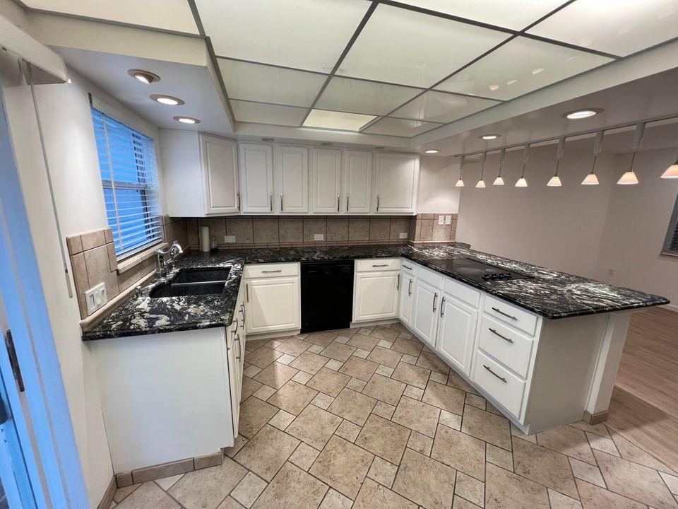 For Rent: $2,150 (2 beds, 1 baths, 960 Square Feet)