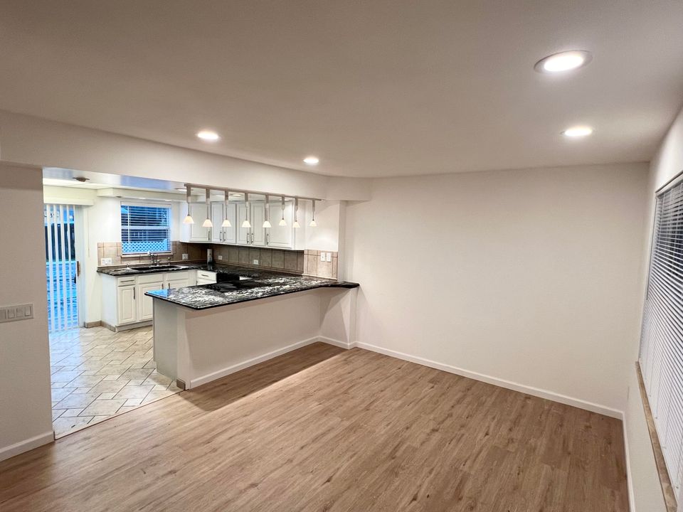 For Rent: $2,150 (2 beds, 1 baths, 960 Square Feet)