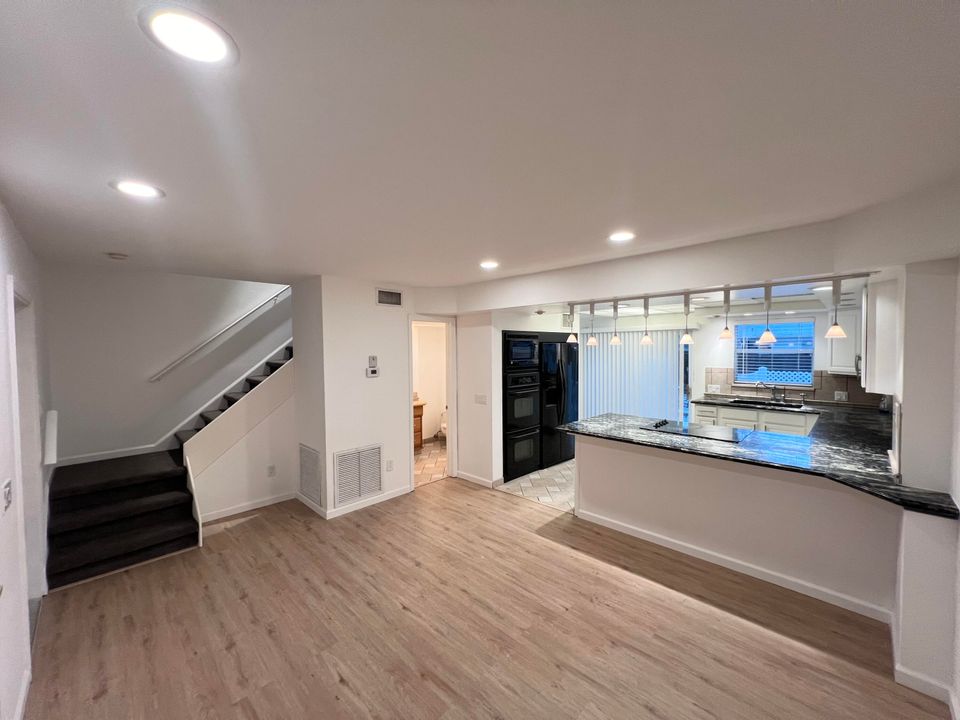 For Rent: $2,150 (2 beds, 1 baths, 960 Square Feet)