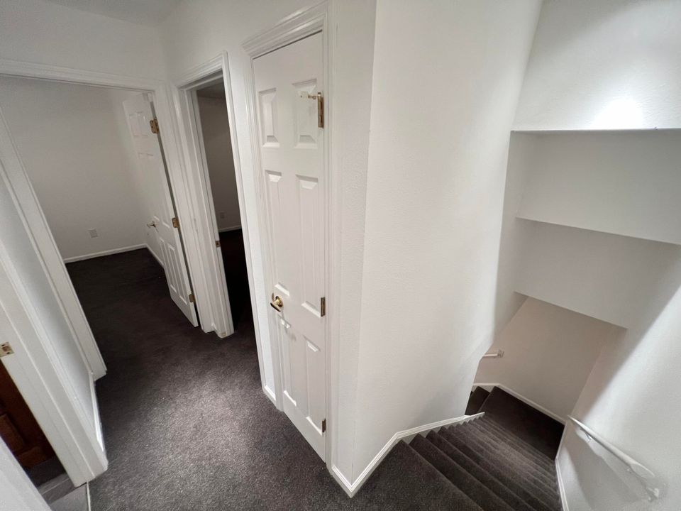 For Rent: $2,150 (2 beds, 1 baths, 960 Square Feet)