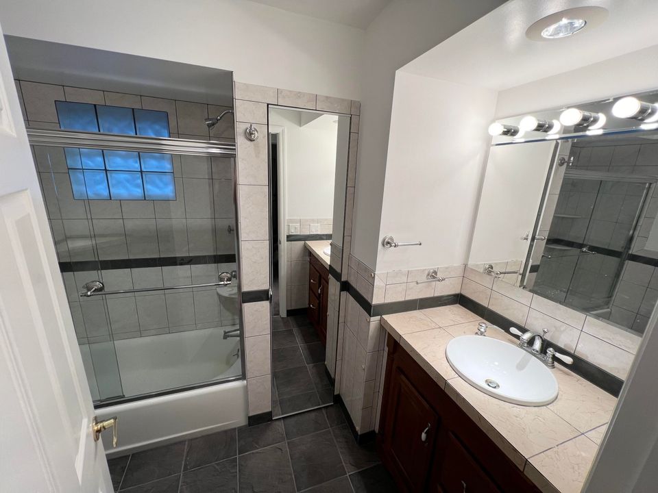 For Rent: $2,150 (2 beds, 1 baths, 960 Square Feet)