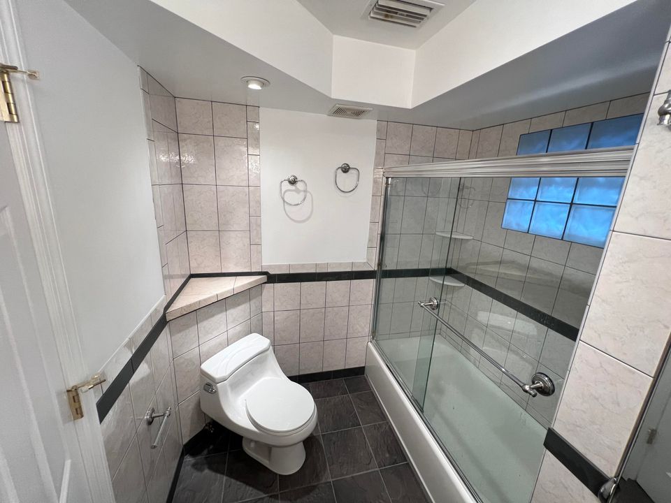 For Rent: $2,150 (2 beds, 1 baths, 960 Square Feet)