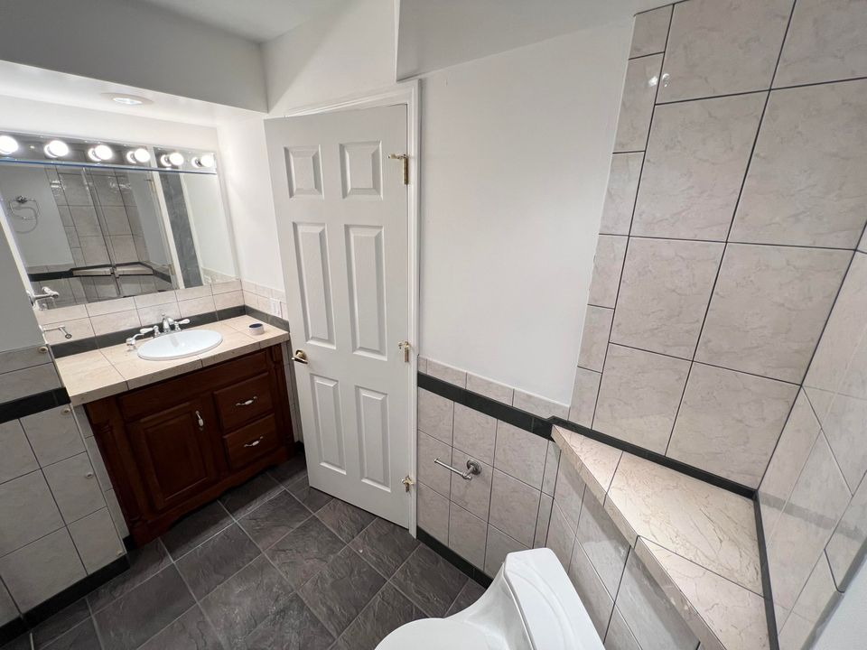 For Rent: $2,150 (2 beds, 1 baths, 960 Square Feet)