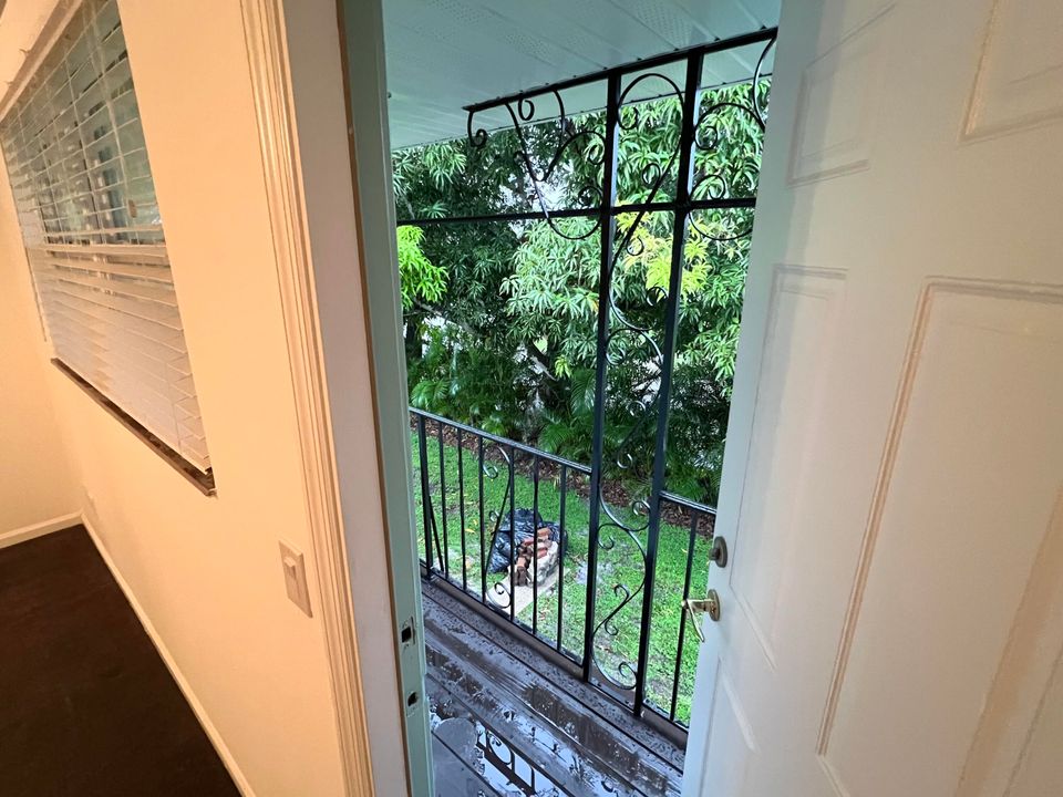 For Rent: $2,150 (2 beds, 1 baths, 960 Square Feet)