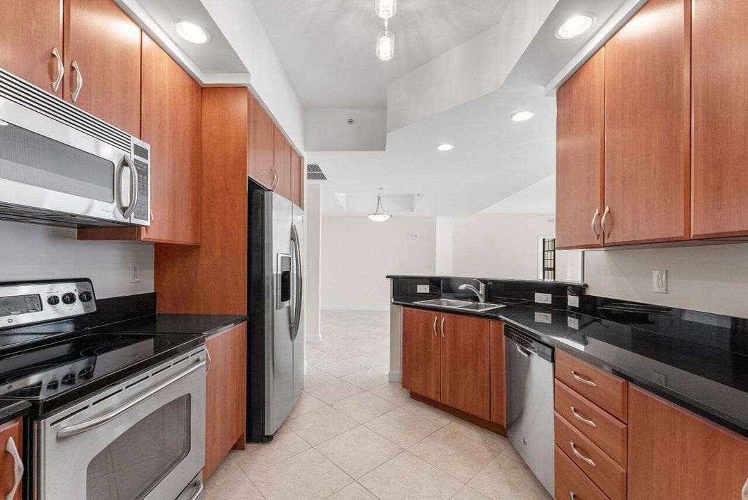 合同活跃: $1,270,000 (2 贝兹, 2 浴室, 1475 平方英尺)