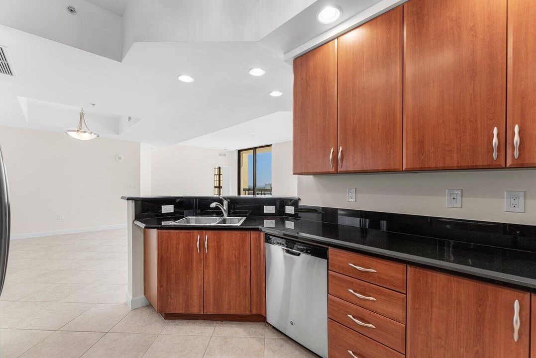 合同活跃: $1,270,000 (2 贝兹, 2 浴室, 1475 平方英尺)