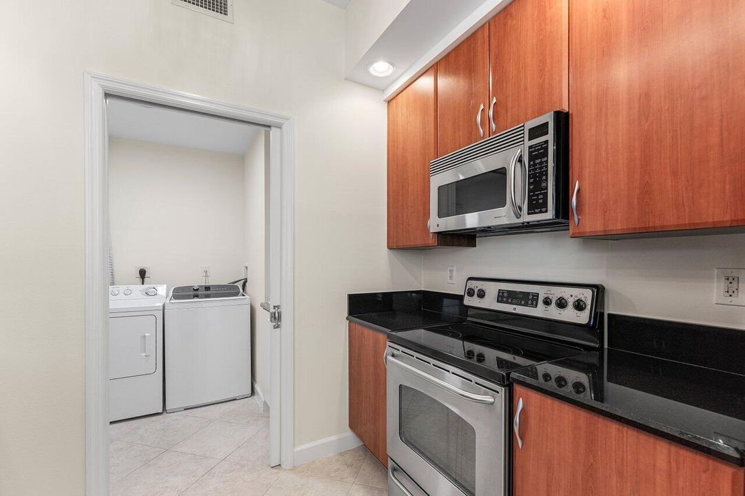 合同活跃: $1,270,000 (2 贝兹, 2 浴室, 1475 平方英尺)