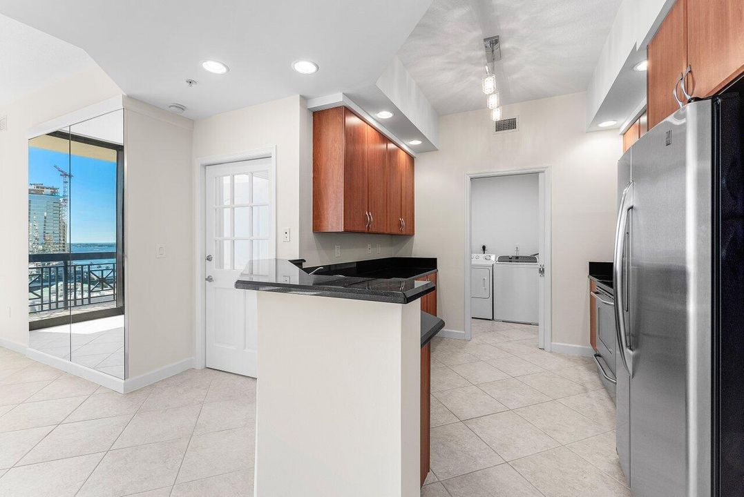 合同活跃: $1,270,000 (2 贝兹, 2 浴室, 1475 平方英尺)