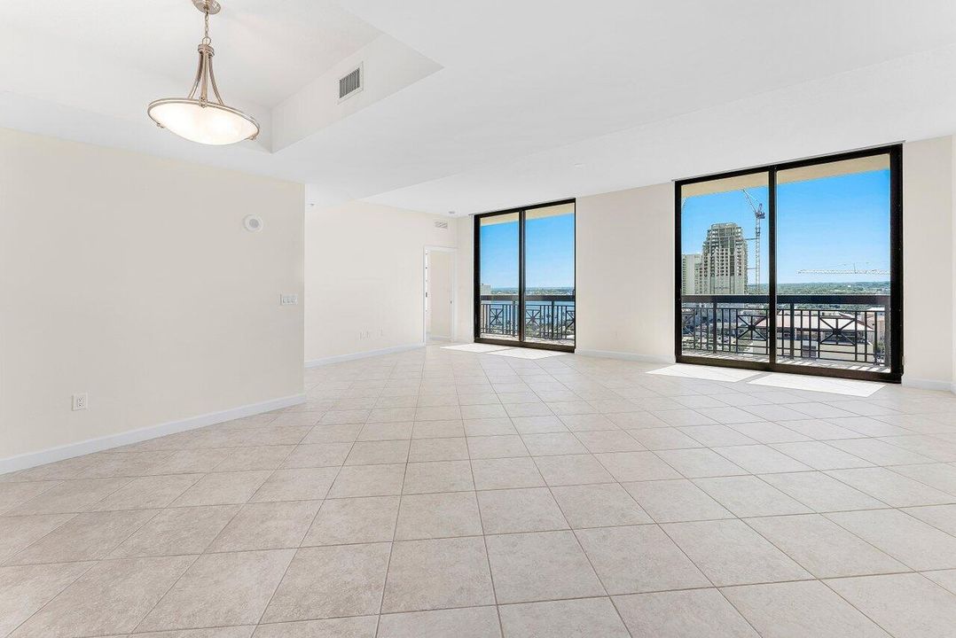 合同活跃: $1,270,000 (2 贝兹, 2 浴室, 1475 平方英尺)