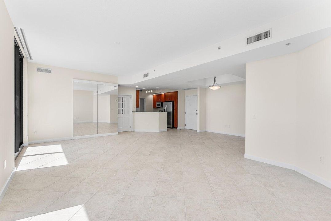 合同活跃: $1,270,000 (2 贝兹, 2 浴室, 1475 平方英尺)