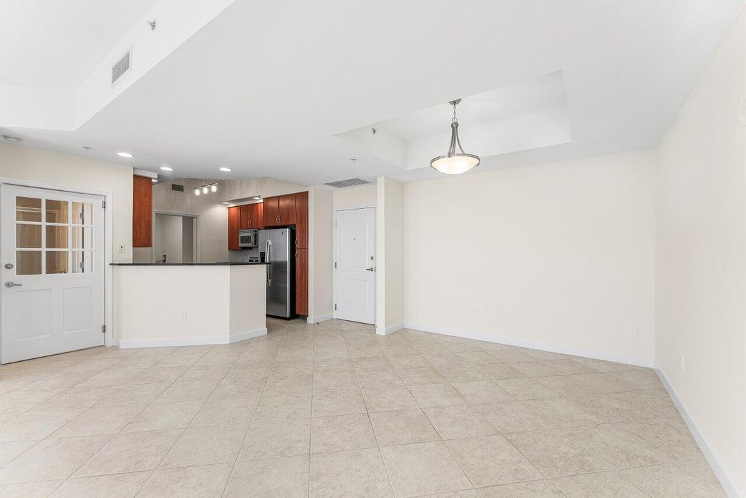 合同活跃: $1,270,000 (2 贝兹, 2 浴室, 1475 平方英尺)