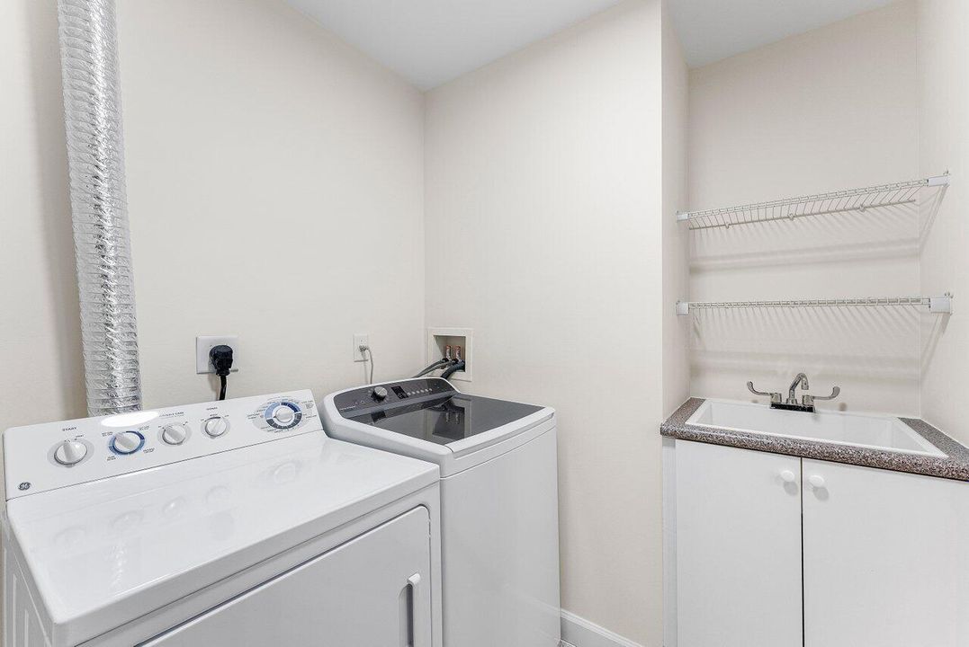 合同活跃: $1,270,000 (2 贝兹, 2 浴室, 1475 平方英尺)