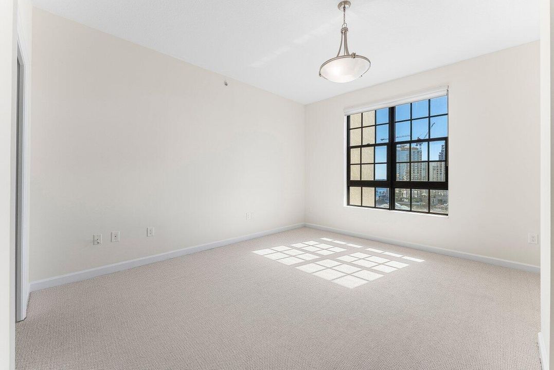 合同活跃: $1,270,000 (2 贝兹, 2 浴室, 1475 平方英尺)