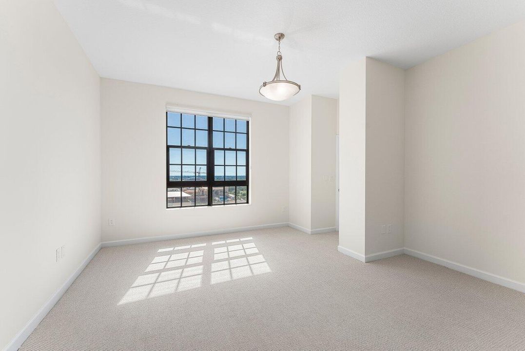 合同活跃: $1,270,000 (2 贝兹, 2 浴室, 1475 平方英尺)