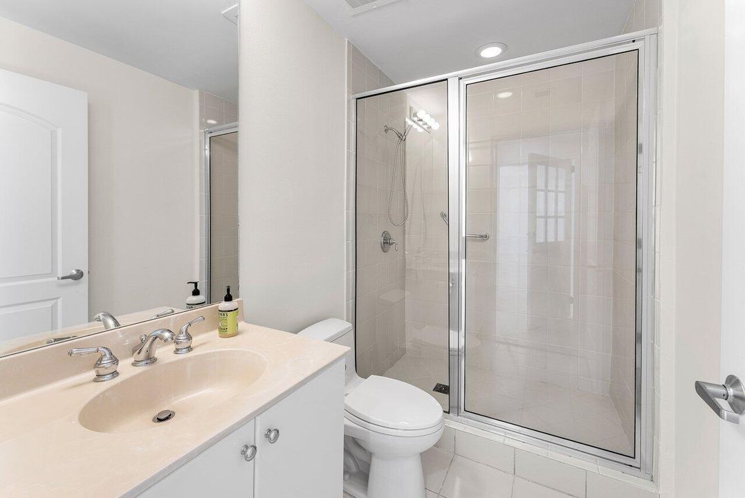 合同活跃: $1,270,000 (2 贝兹, 2 浴室, 1475 平方英尺)