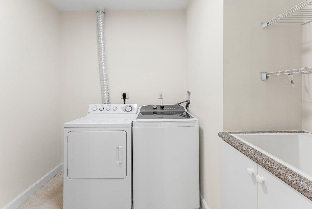 合同活跃: $1,270,000 (2 贝兹, 2 浴室, 1475 平方英尺)