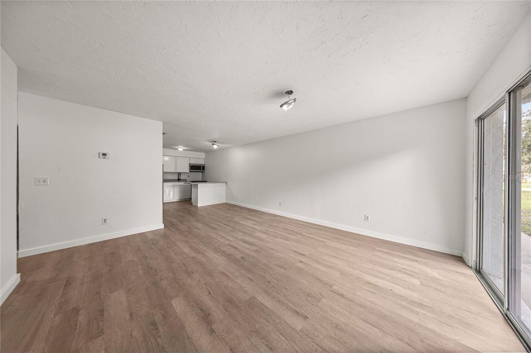 Active With Contract: $1,350 (2 beds, 1 baths, 870 Square Feet)