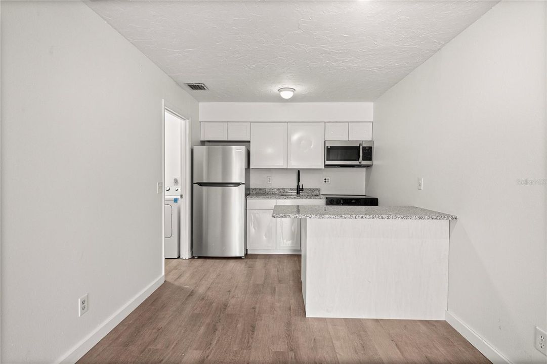 Active With Contract: $1,350 (2 beds, 1 baths, 870 Square Feet)