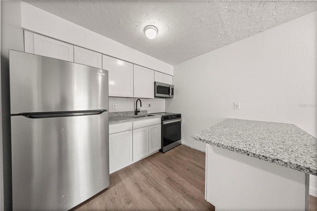 Active With Contract: $1,350 (2 beds, 1 baths, 870 Square Feet)