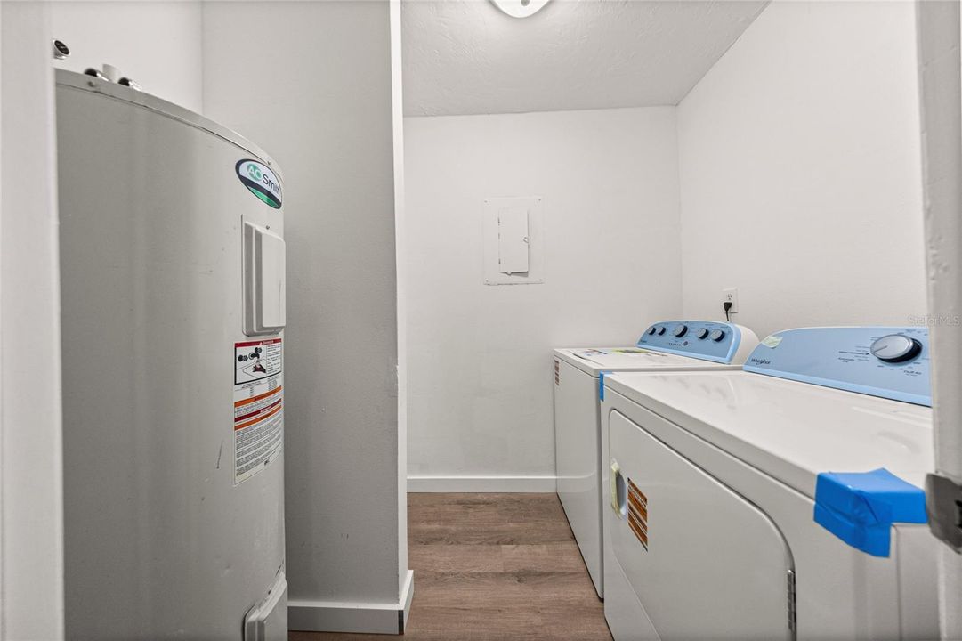 Active With Contract: $1,350 (2 beds, 1 baths, 870 Square Feet)