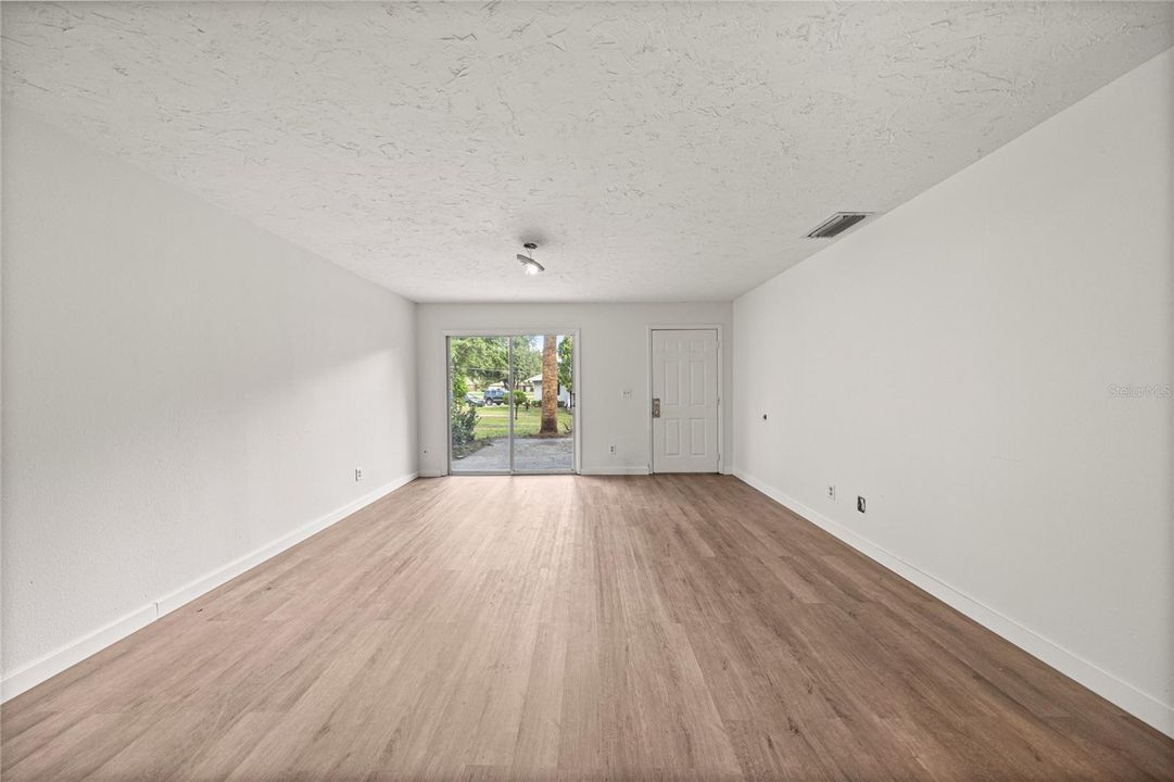 Active With Contract: $1,350 (2 beds, 1 baths, 870 Square Feet)