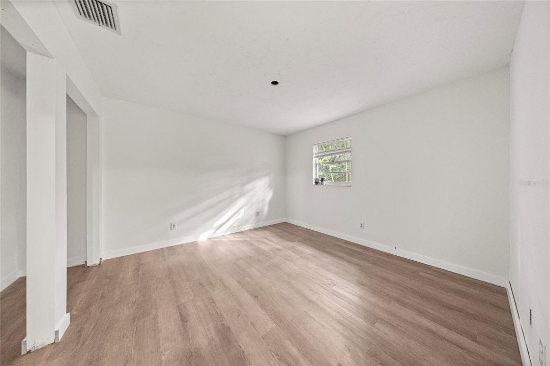 Active With Contract: $1,350 (2 beds, 1 baths, 870 Square Feet)