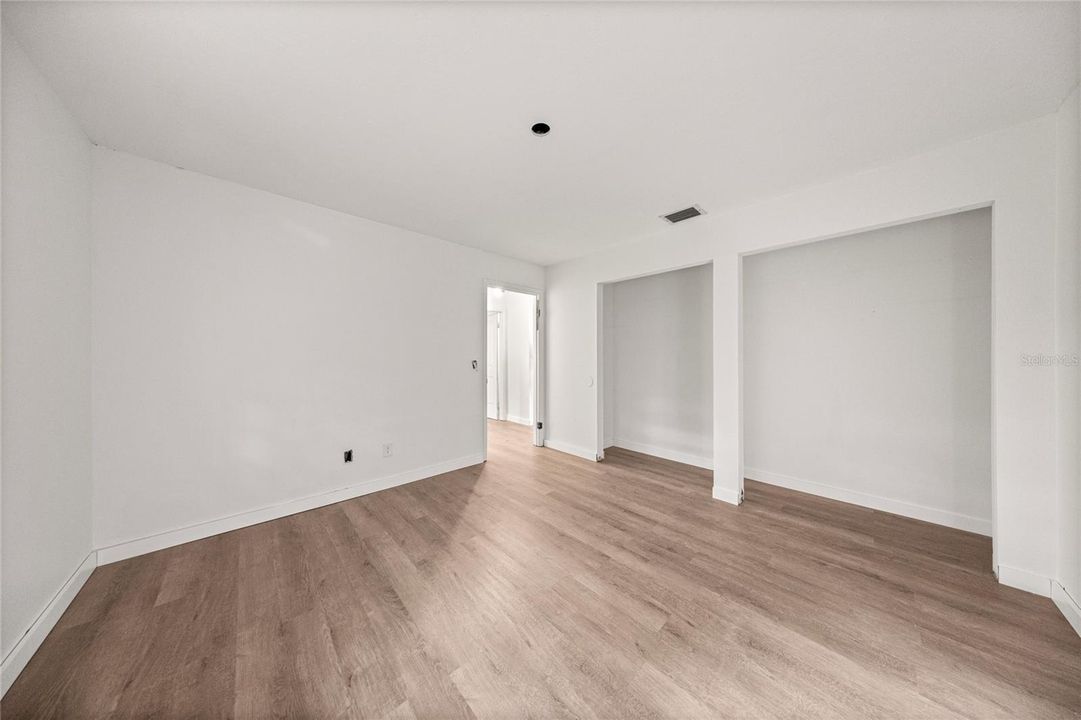 Active With Contract: $1,350 (2 beds, 1 baths, 870 Square Feet)