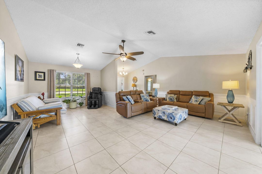 For Sale: $410,000 (3 beds, 3 baths, 1850 Square Feet)