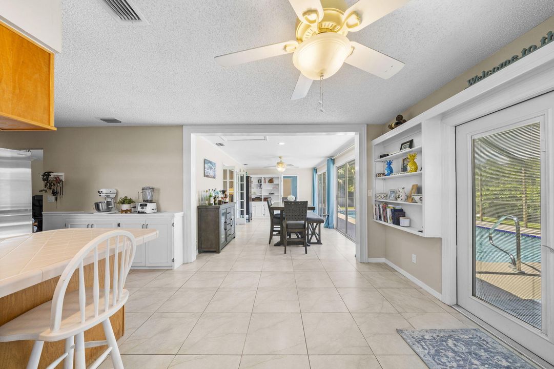 For Sale: $410,000 (3 beds, 3 baths, 1850 Square Feet)