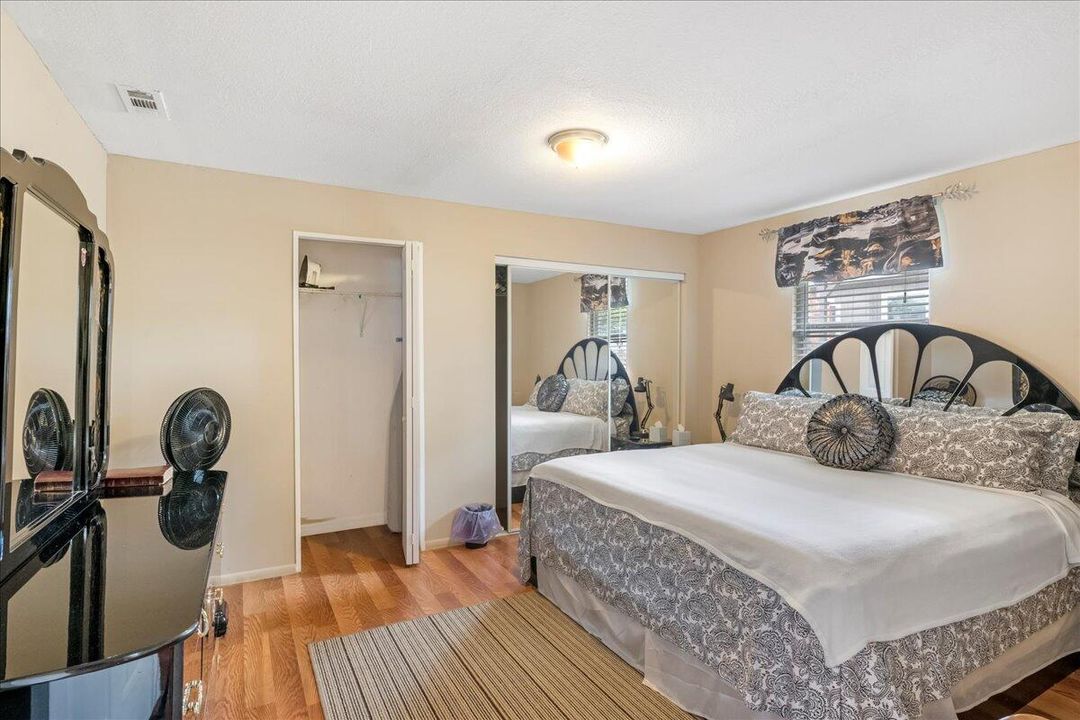 For Sale: $430,000 (6 beds, 4 baths, 2700 Square Feet)