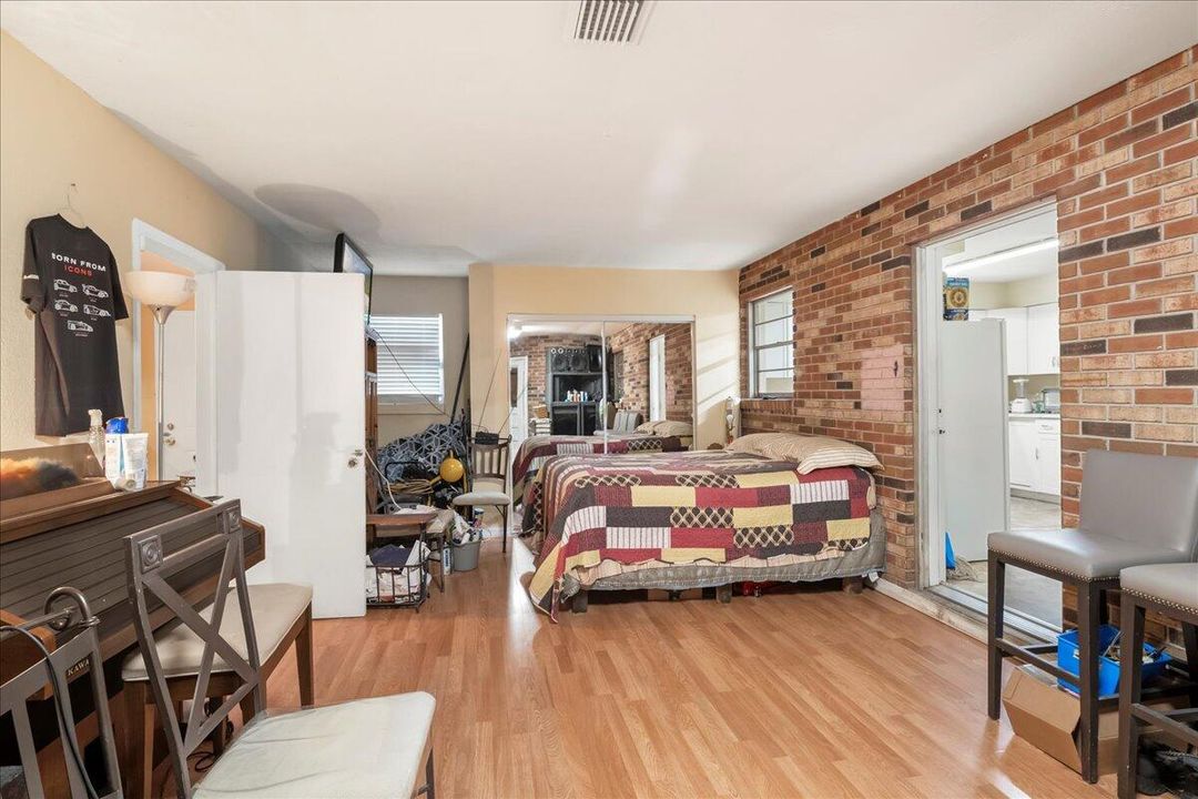 For Sale: $430,000 (6 beds, 4 baths, 2700 Square Feet)