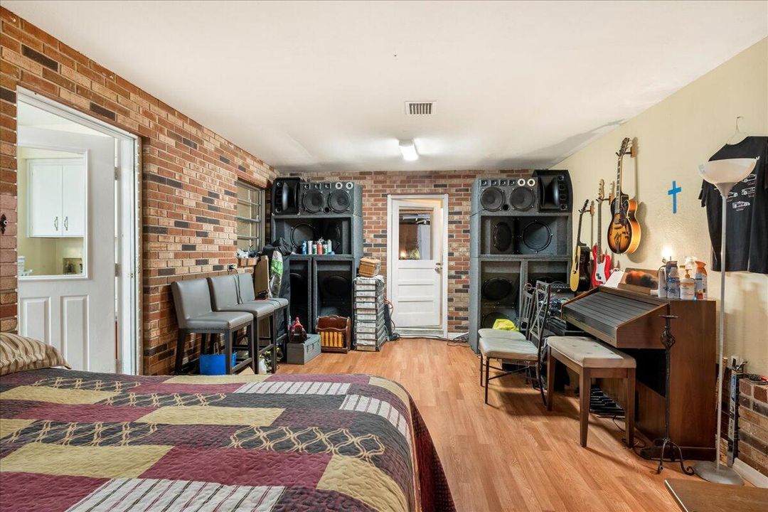 For Sale: $430,000 (6 beds, 4 baths, 2700 Square Feet)