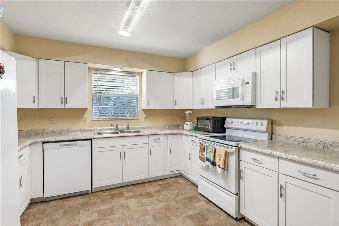 For Sale: $430,000 (6 beds, 4 baths, 2700 Square Feet)