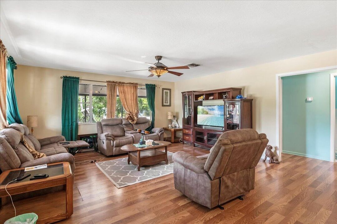 For Sale: $430,000 (6 beds, 4 baths, 2700 Square Feet)