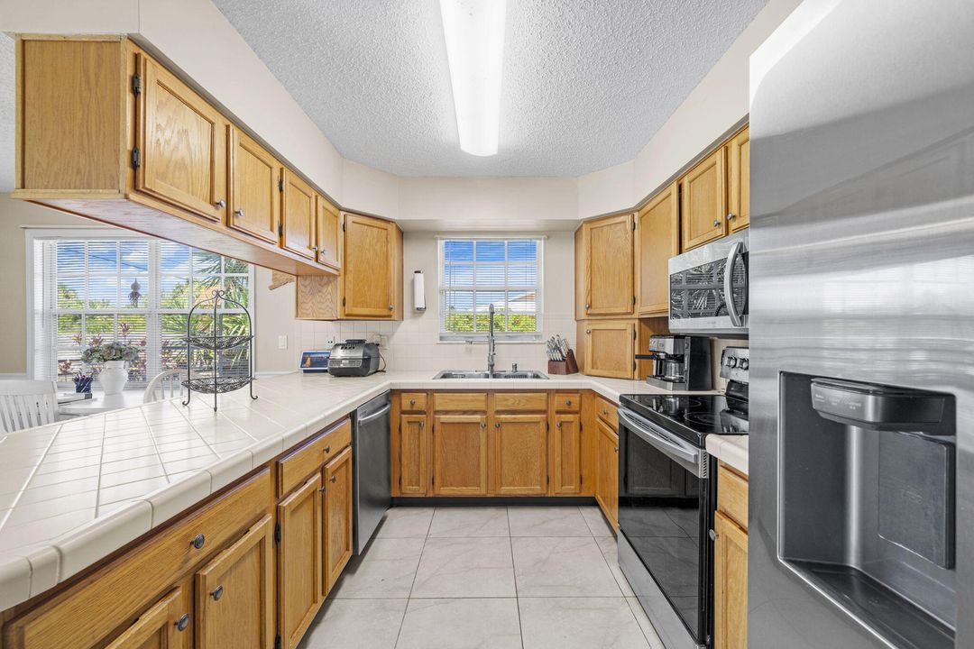 For Sale: $410,000 (3 beds, 3 baths, 1850 Square Feet)