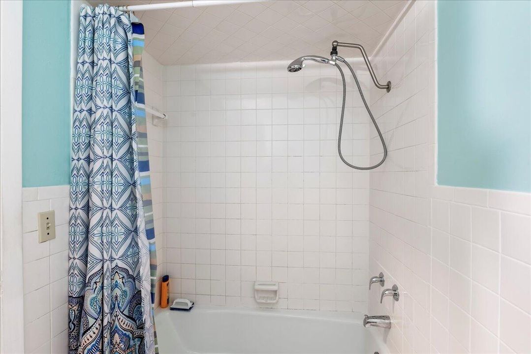 For Sale: $430,000 (6 beds, 4 baths, 2700 Square Feet)