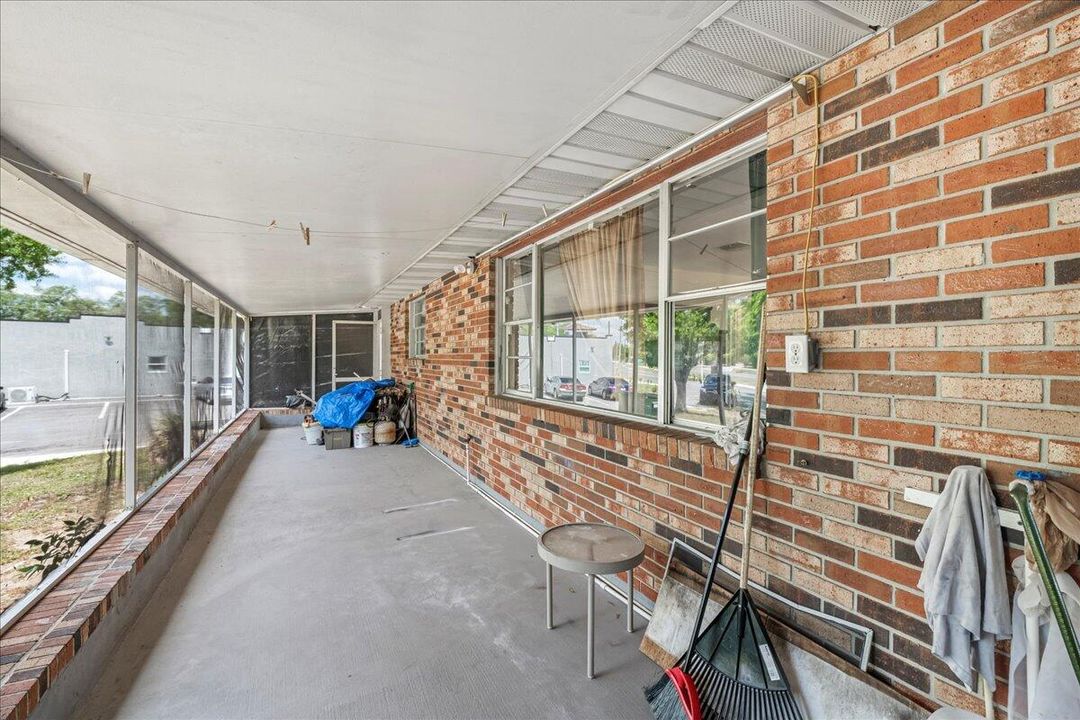 For Sale: $430,000 (6 beds, 4 baths, 2700 Square Feet)