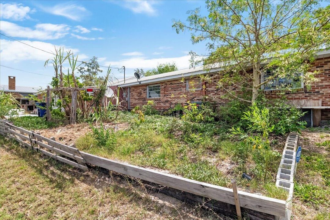 For Sale: $430,000 (6 beds, 4 baths, 2700 Square Feet)