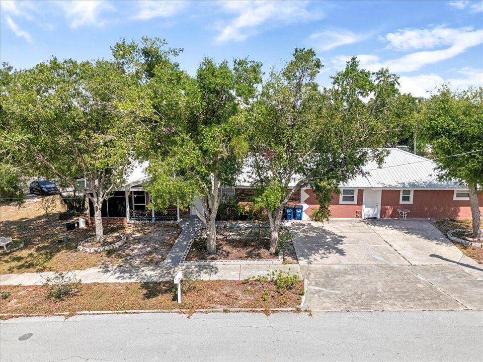 For Sale: $430,000 (6 beds, 4 baths, 2700 Square Feet)