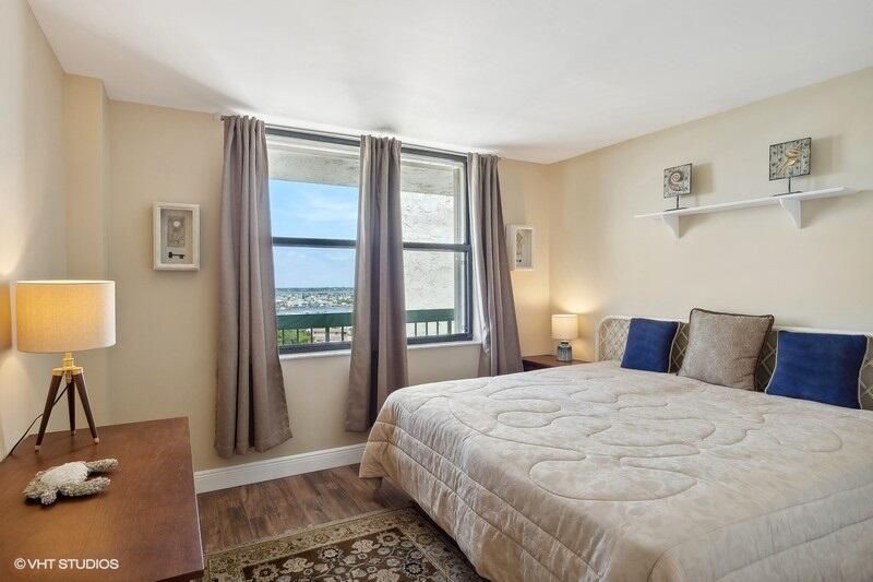 待售: $449,000 (2 贝兹, 2 浴室, 1023 平方英尺)