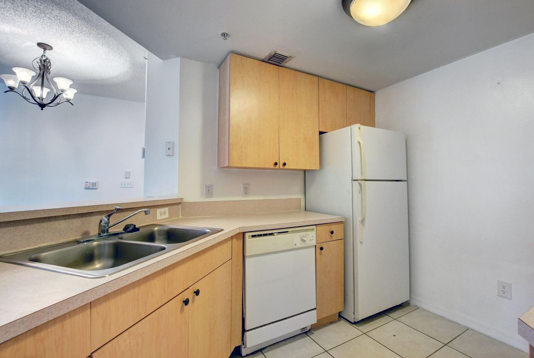 For Rent: $1,650 (1 beds, 1 baths, 689 Square Feet)