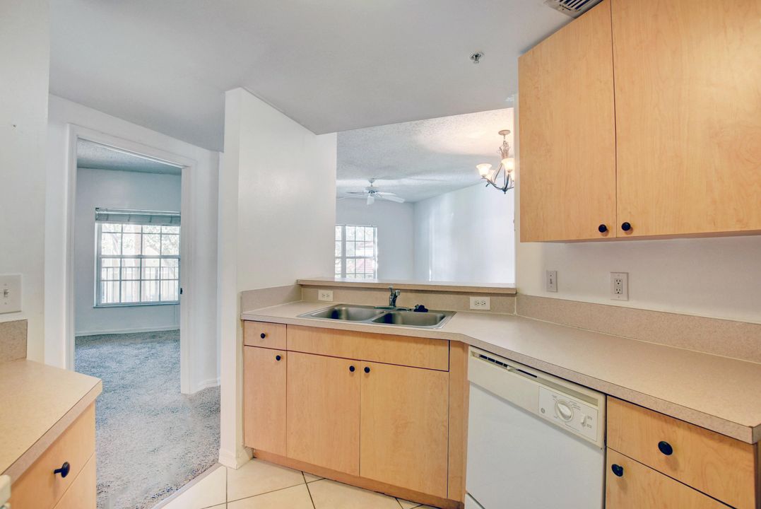 For Rent: $1,650 (1 beds, 1 baths, 689 Square Feet)