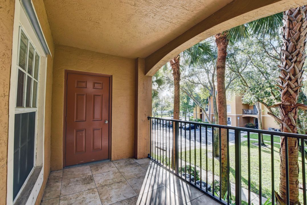 For Rent: $1,650 (1 beds, 1 baths, 689 Square Feet)