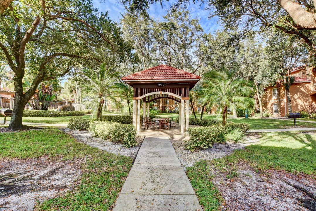 For Rent: $1,650 (1 beds, 1 baths, 689 Square Feet)