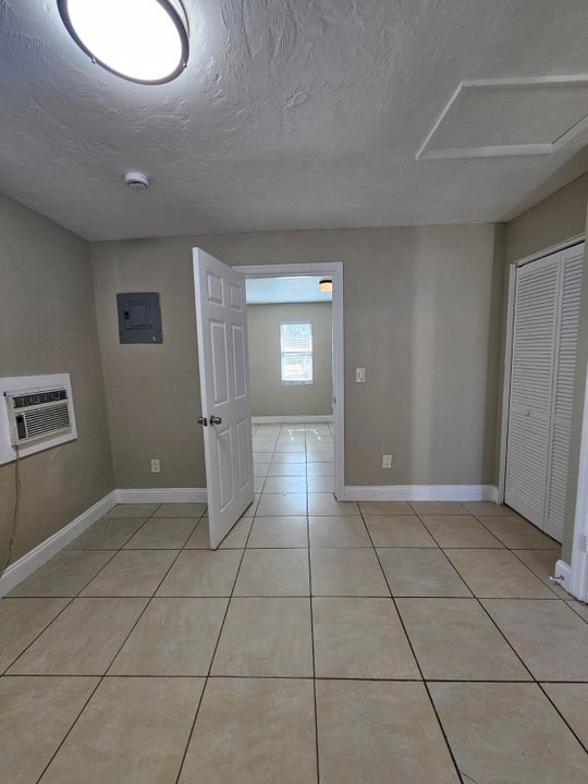 出租: $1,400 (1 贝兹, 1 浴室, 1944 平方英尺)