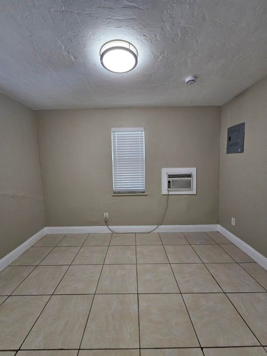 出租: $1,400 (1 贝兹, 1 浴室, 1944 平方英尺)