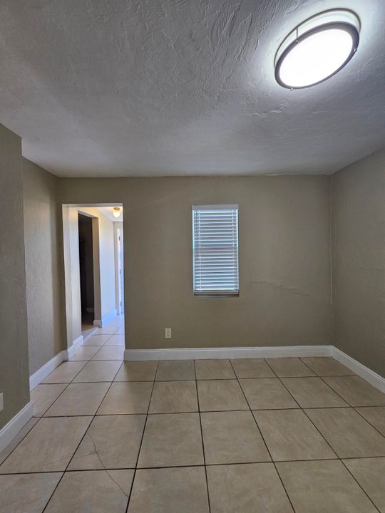 出租: $1,400 (1 贝兹, 1 浴室, 1944 平方英尺)